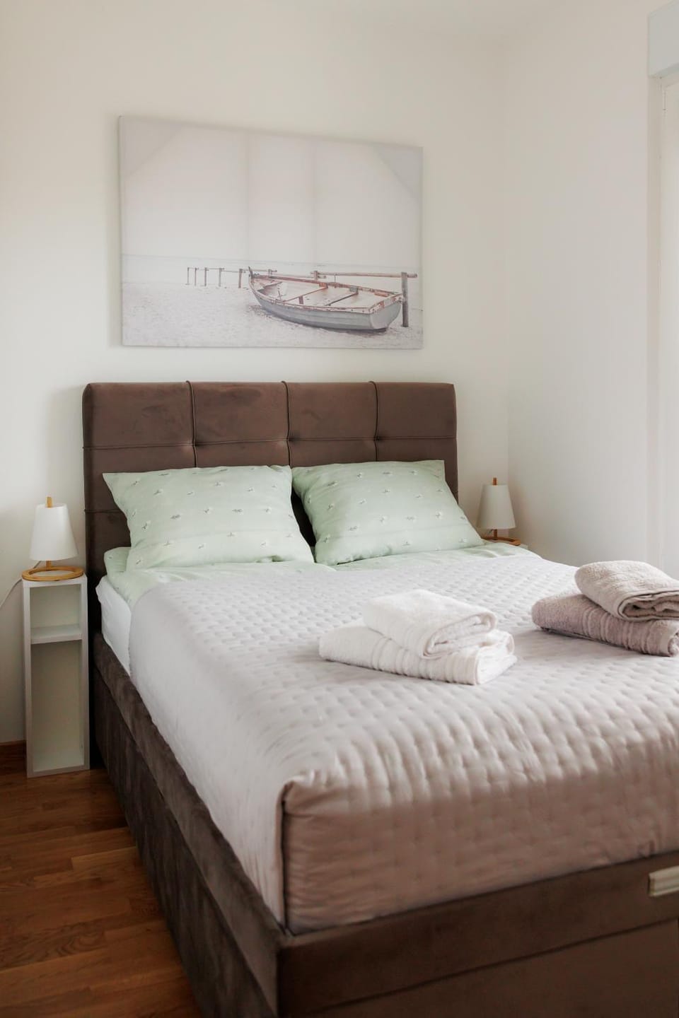 Bed, Bedroom, towels