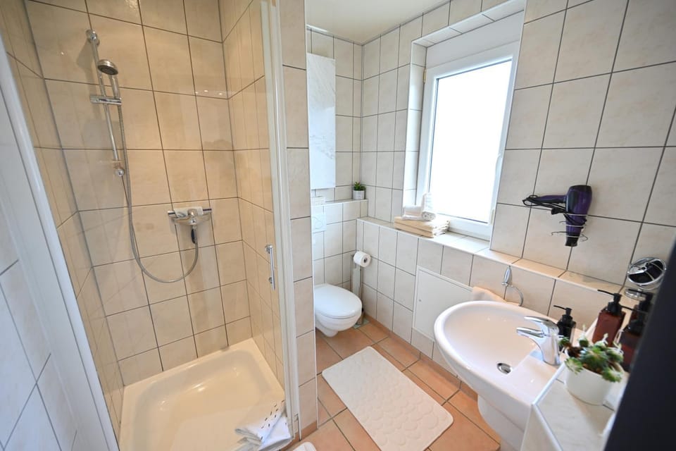 Shower, Toilet, Bathroom, towels