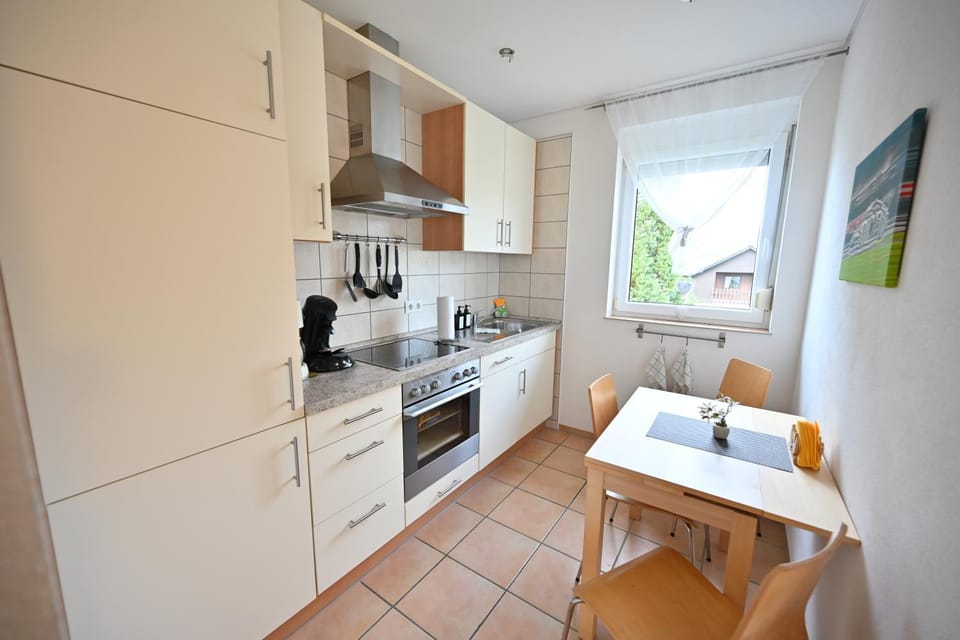 Coffee/tea facilities, Dining area, dishwasher, stove