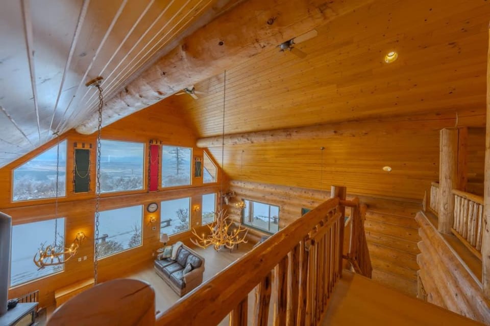 FoxHill Family Lodge Retreat with views from all sides and Hike over a hundred forty acres House in Washington