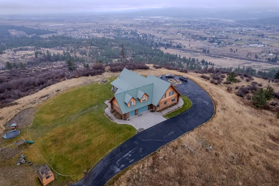 FoxHill Family Lodge Retreat with views from all sides and Hike over a hundred forty acres House in Washington