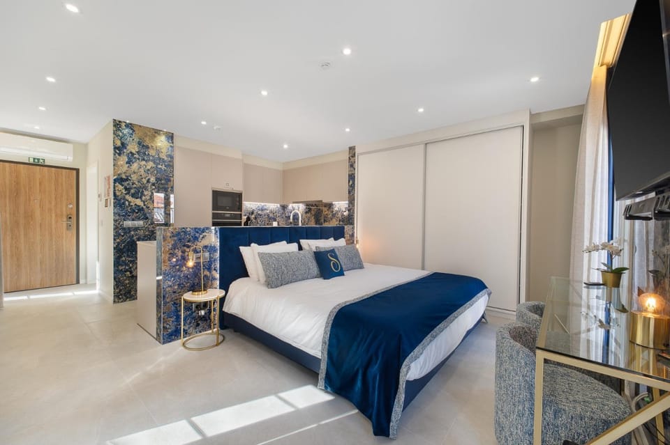Bed, TV and multimedia, Kitchen or kitchenette, Bedroom, wardrobe