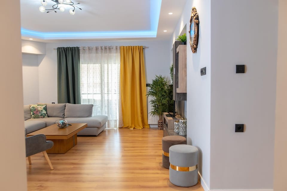 TV and multimedia, Living room, Seating area, Bedroom