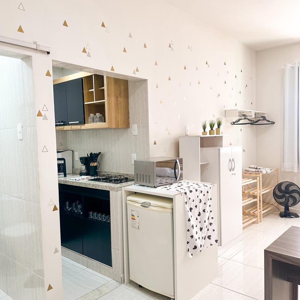 Kitchen or kitchenette, dishwasher, stove