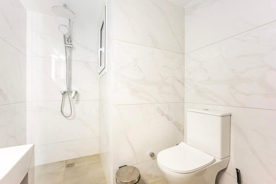 Shower, Toilet