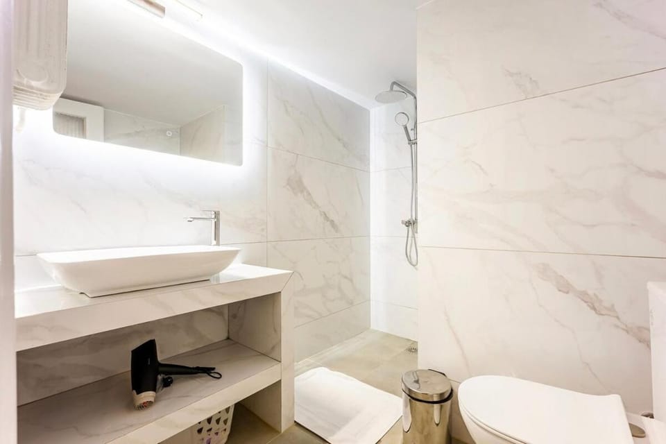 Shower, Toilet