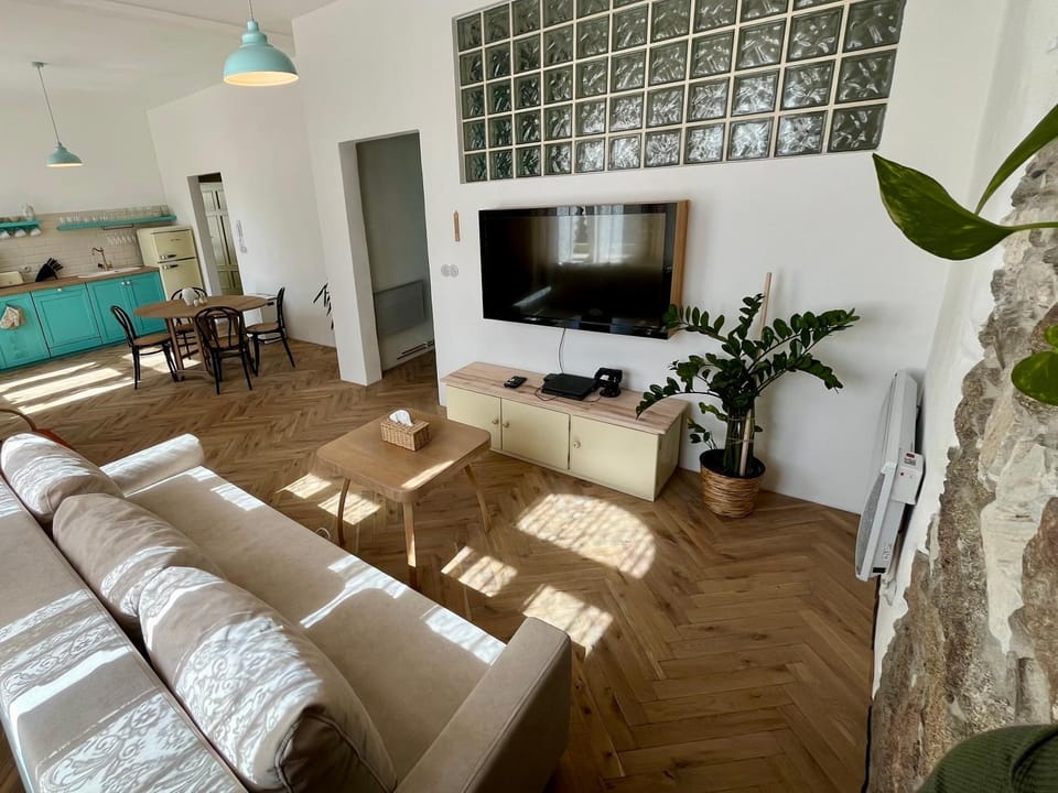 TV and multimedia, Living room, Seating area, Evening entertainment, Food