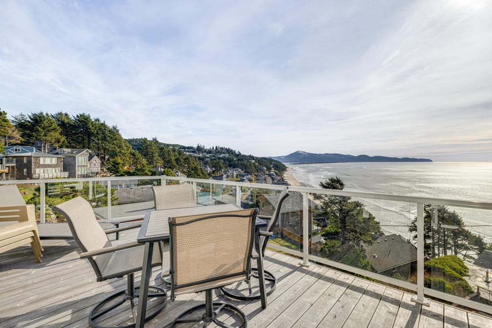 Oceanside Escape w/ Stunning Views: Walk to Beach! House in Oregon