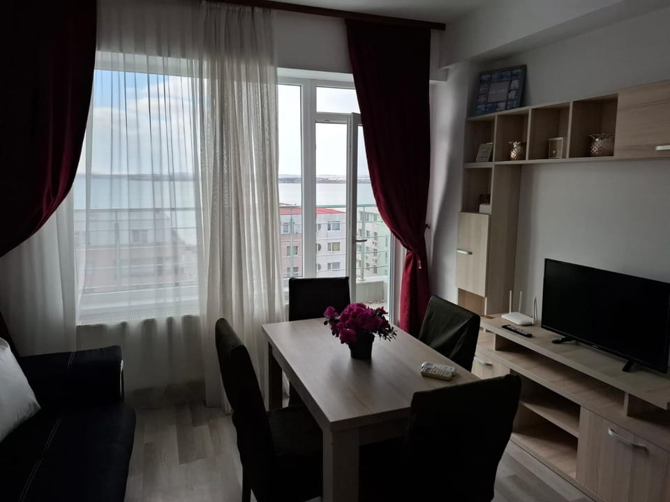 TV and multimedia, Living room, Seating area, Dining area