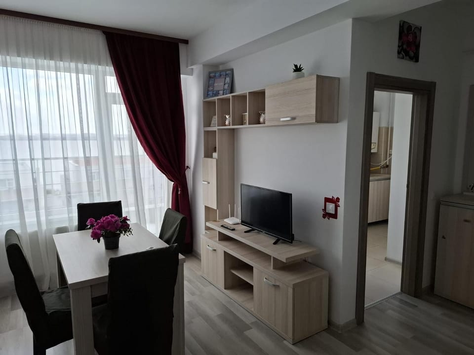 TV and multimedia, Living room, Seating area, Dining area