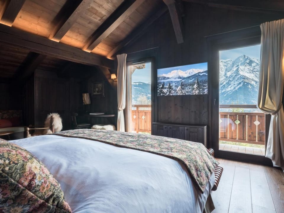 Bedroom, Mountain view