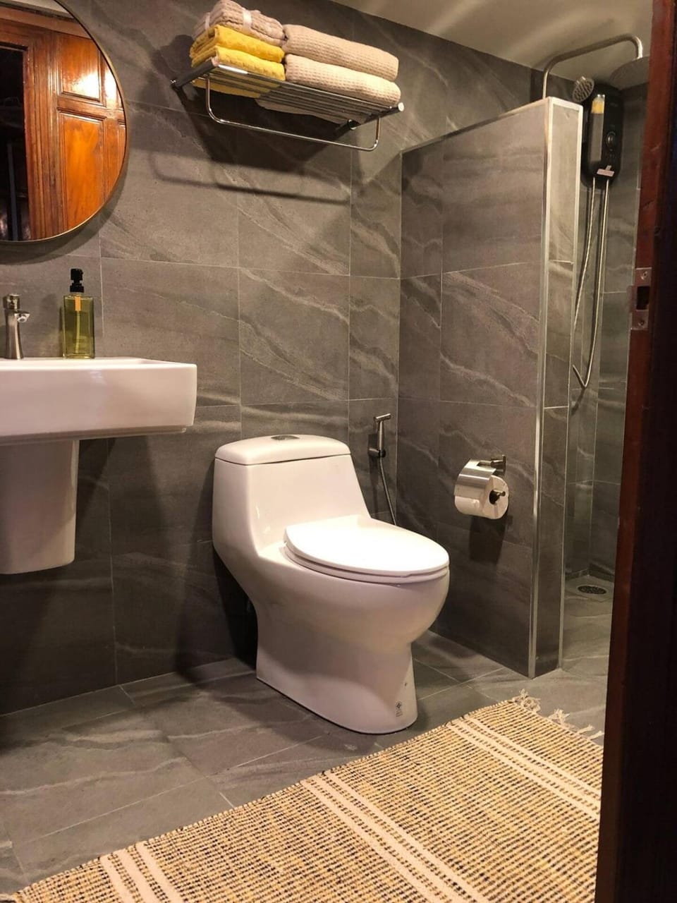 Shower, Toilet, Bathroom, towels
