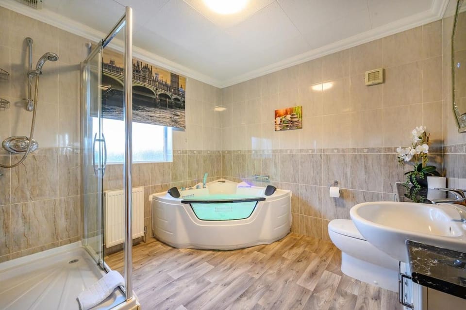 Shower, Hot Tub, Bathroom, Bath, towels