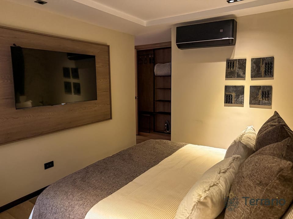 Bed, TV and multimedia, Photo of the whole room, Bedroom, air conditioner