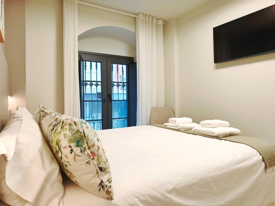 Bed, TV and multimedia, Photo of the whole room