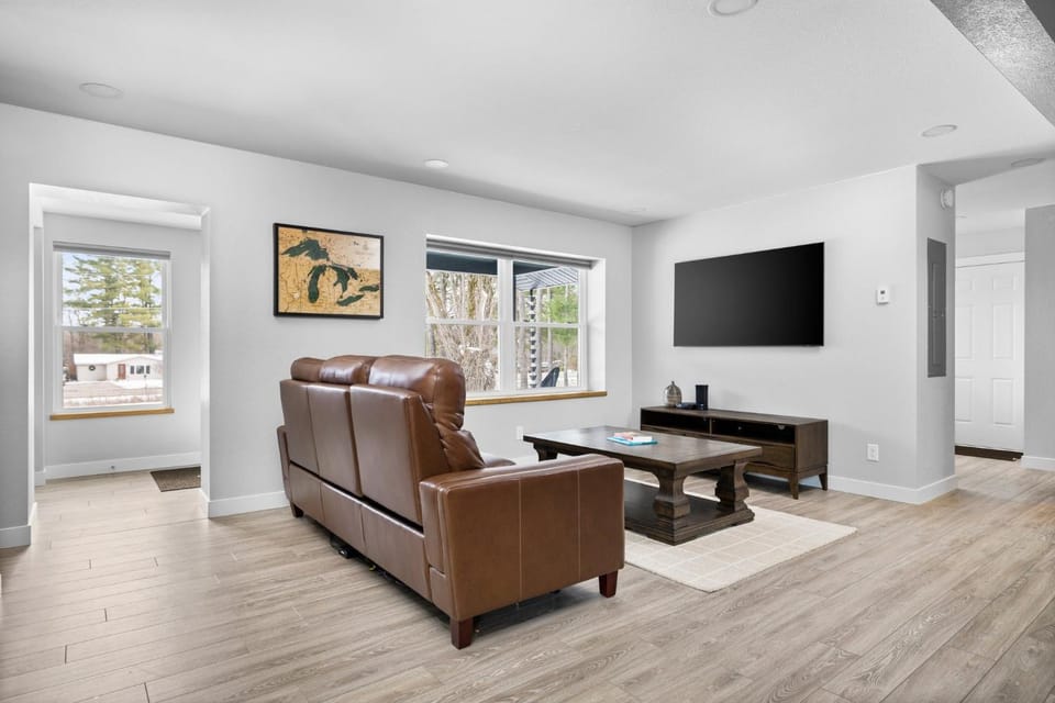 Newly Remodeled 4BDR Retreat Near Downtown East Bay 2839 House in Traverse City