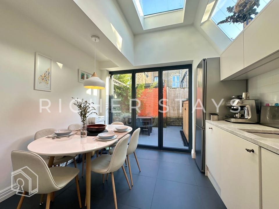 Coffee/tea facilities, Kitchen or kitchenette, Living room, Seating area, Dining area, oven, stove, toaster