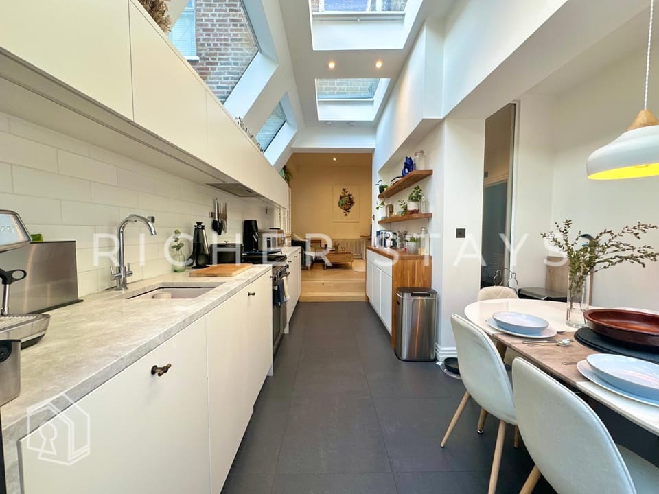 Coffee/tea facilities, Kitchen or kitchenette, Dining area, dishwasher, oven, stove, toaster