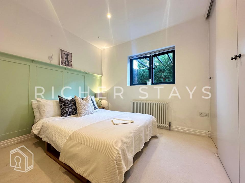 Bed, Photo of the whole room, Bedroom, Text overlay, wardrobe