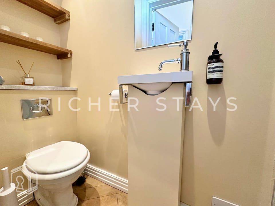 Shower, Toilet, Bathroom, Text overlay, towels