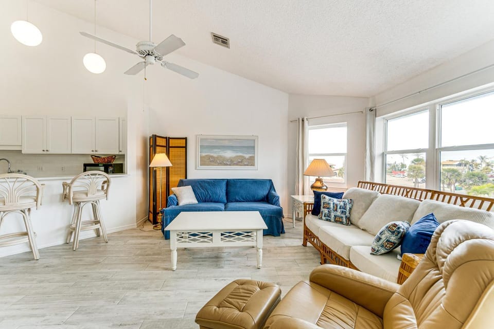 Walk to Beach: Snowbird Getaway in Manasota Key! House in Manasota Key