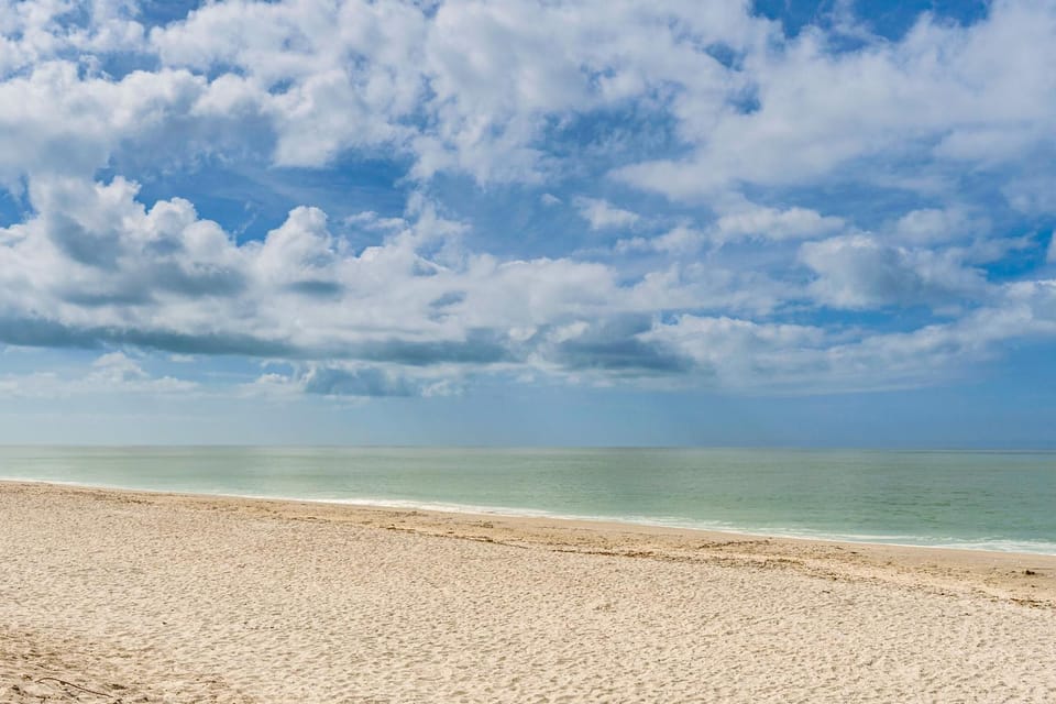 Walk to Beach: Snowbird Getaway in Manasota Key! House in Manasota Key