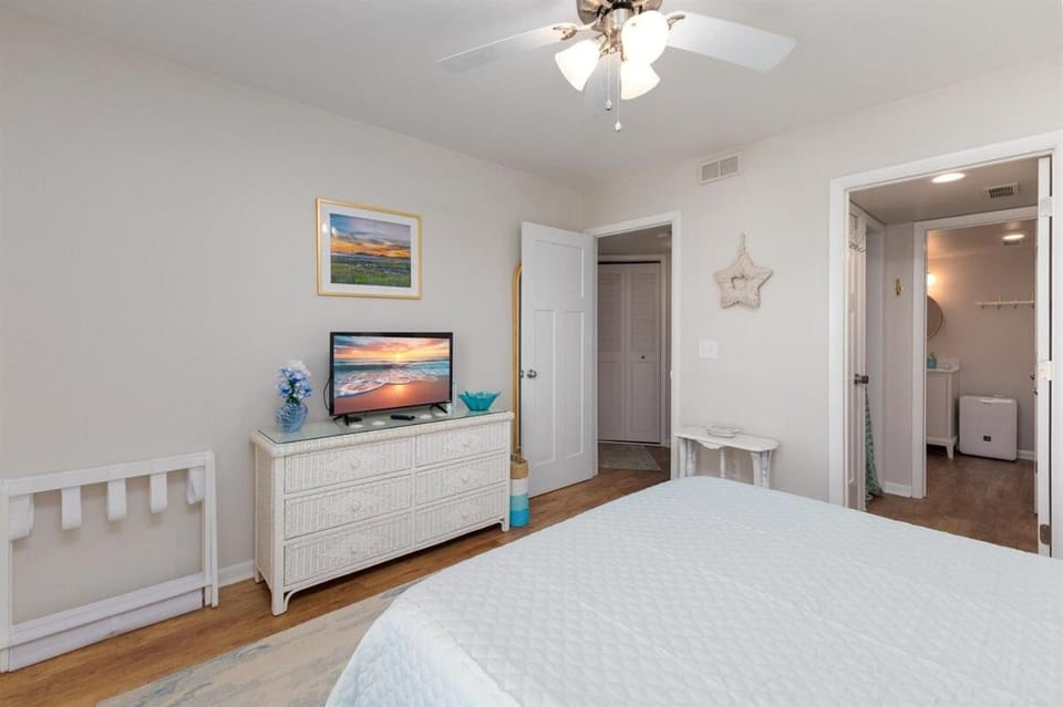 Blue Oar- Beach, Pool, and Sun in Surf City! Apartment in Surf City