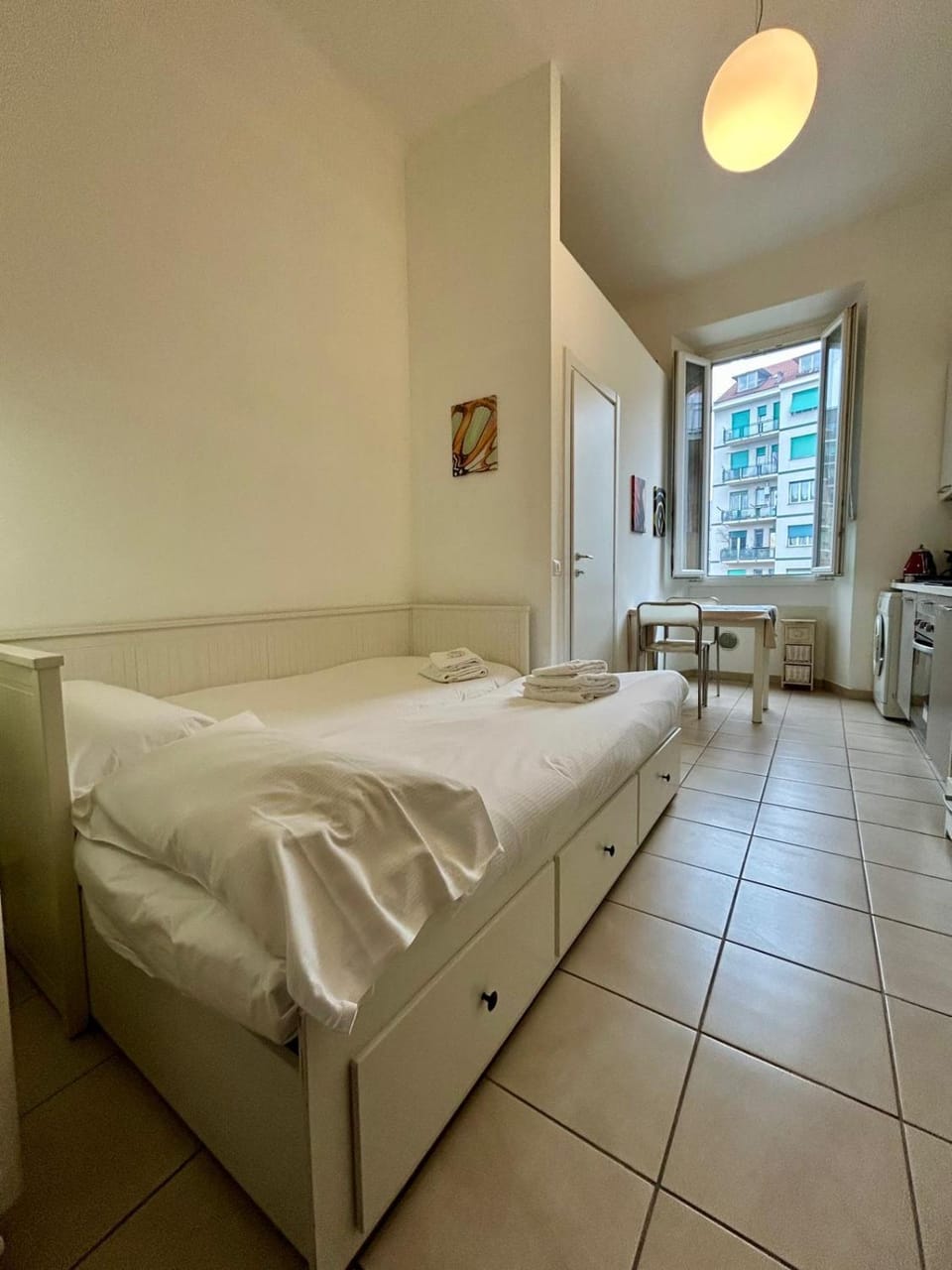 Bed, Photo of the whole room, towels