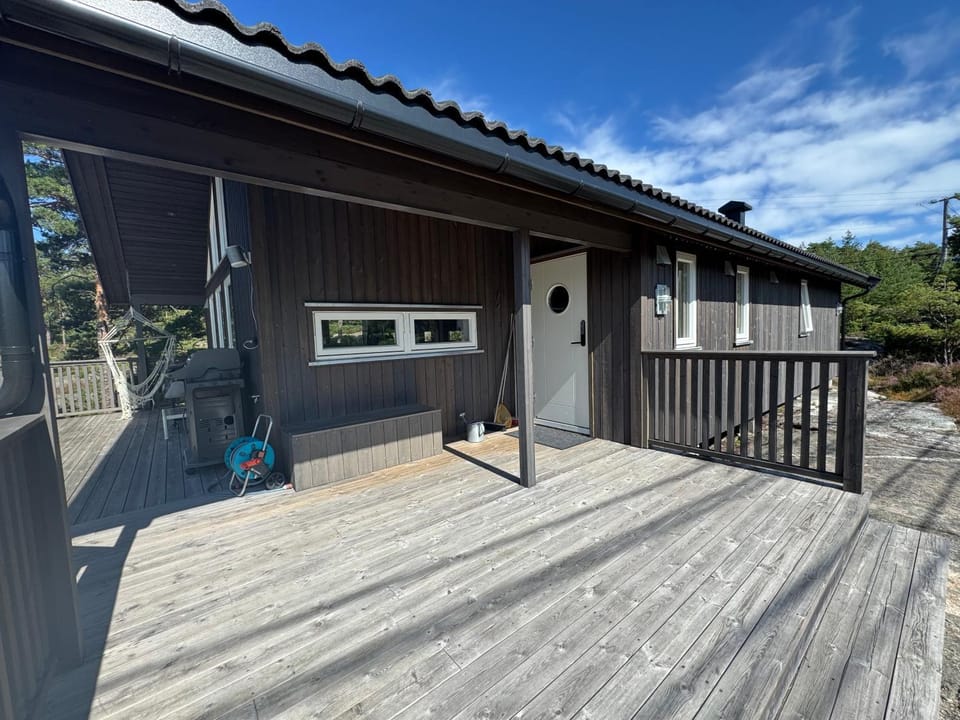 Property building, Patio, Day, Balcony/Terrace