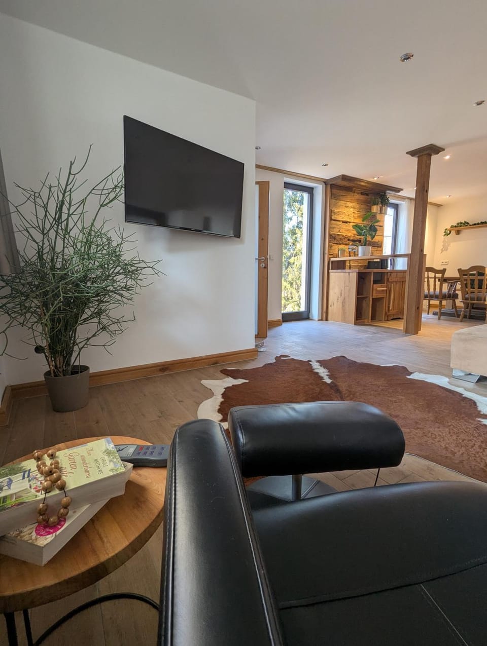 TV and multimedia, Kitchen or kitchenette, Living room, Seating area, Dining area