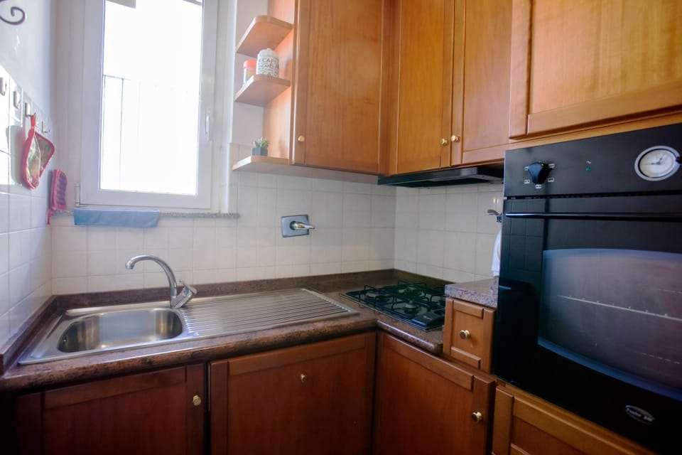 Coffee/tea facilities, Kitchen or kitchenette, dishwasher, oven, stove