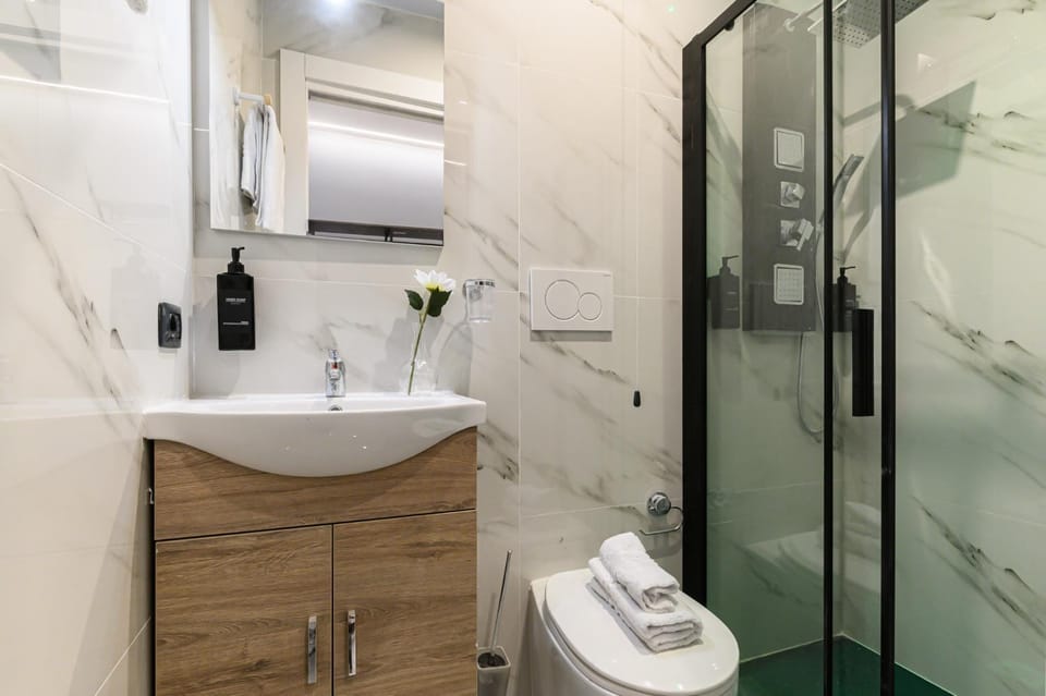 Shower, Toilet, Bathroom, towels