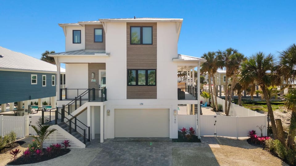 Property building, Patio, Spring, Day, BBQ facilities, Place of worship, View (from property/room), Balcony/Terrace, Decorative detail, Garden view, Sea view, Street view, Supermarket/grocery shop, Swimming pool, Parking, shuttle, trouser press, elevator