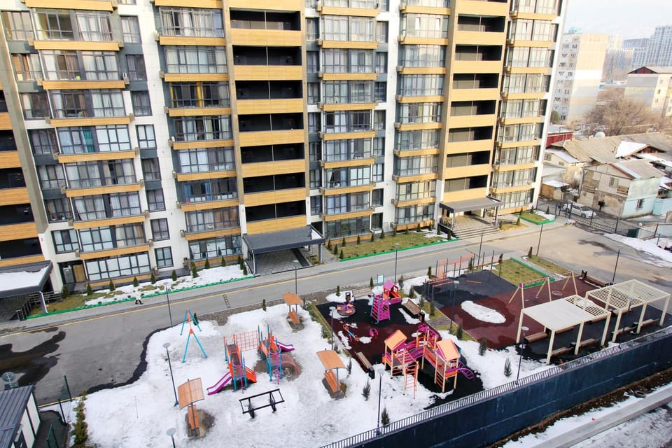 Property building, Day, Neighbourhood, Bird's eye view, Winter, City view, Location, Parking