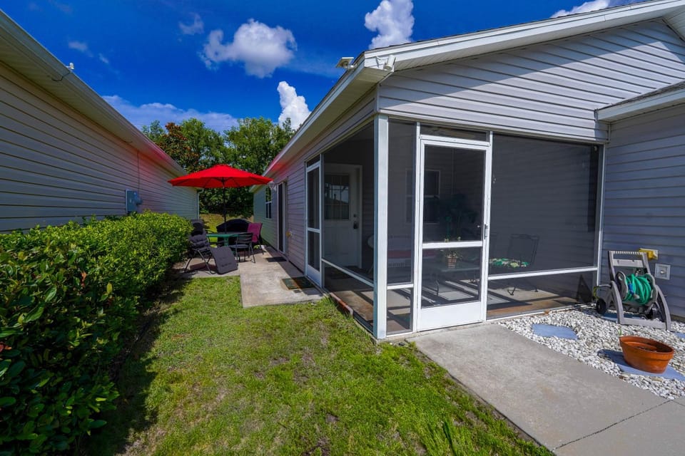 Cozy home, Right Next Door to Lake Sumter Square! House in Lady Lake