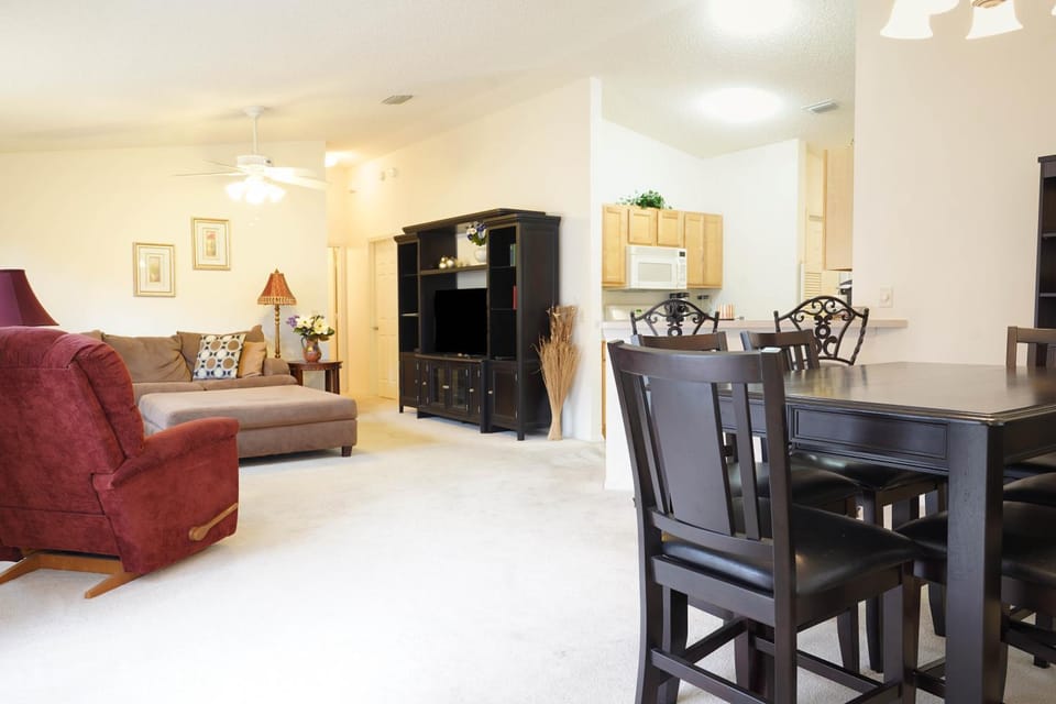 Cozy home, Right Next Door to Lake Sumter Square! House in Lady Lake
