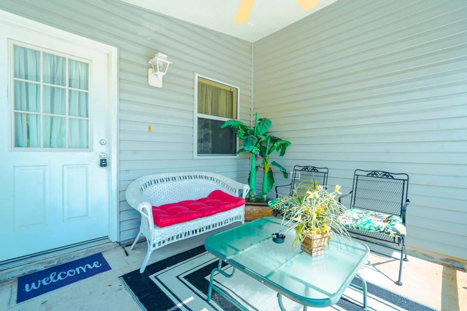 Cozy home, Right Next Door to Lake Sumter Square! House in Lady Lake