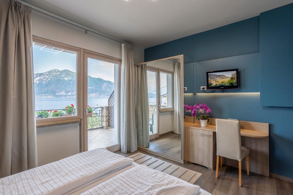 View (from property/room), Bedroom, Lake view
