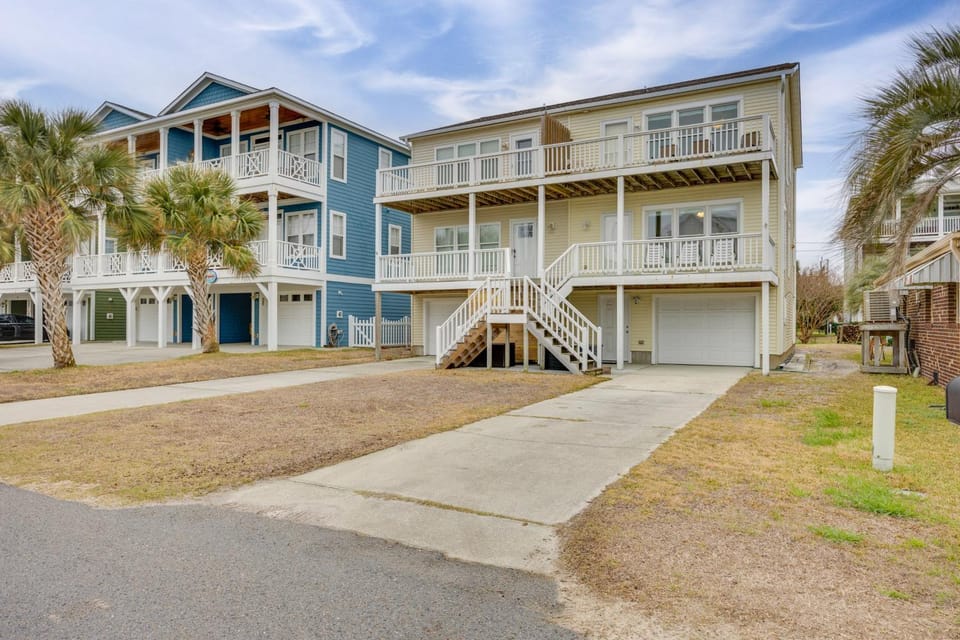 Walk to Shore: Multi-Deck Townhome in Kure Beach! House in Kure Beach