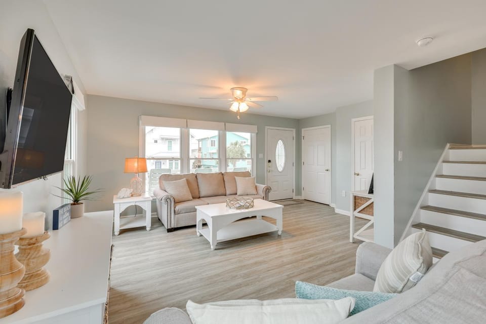 Walk to Shore: Multi-Deck Townhome in Kure Beach! House in Kure Beach