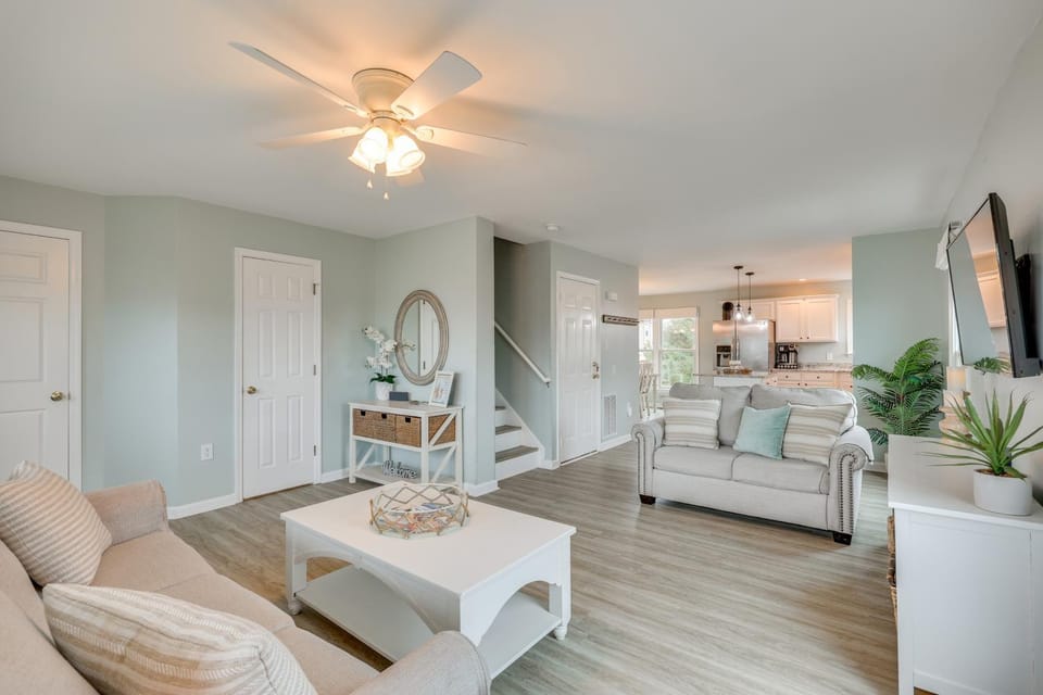 Walk to Shore: Multi-Deck Townhome in Kure Beach! House in Kure Beach