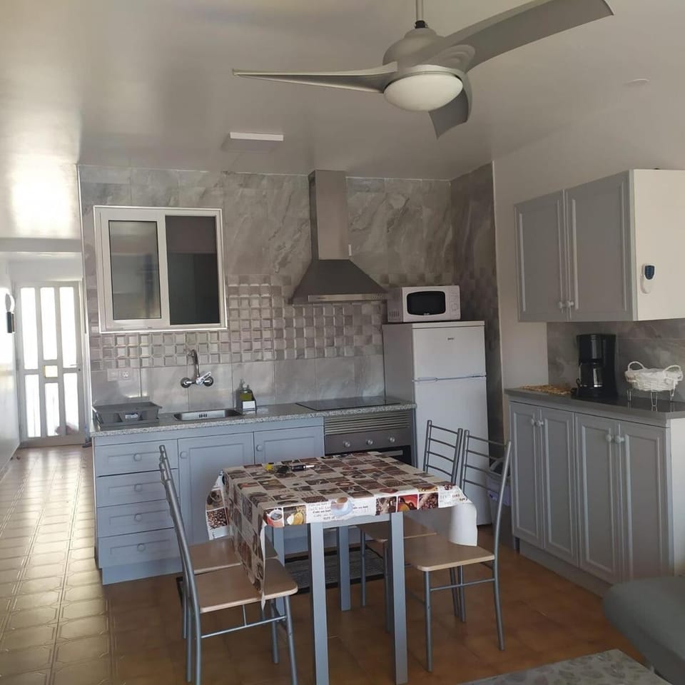 Kitchen or kitchenette, Dining area, oven, stove