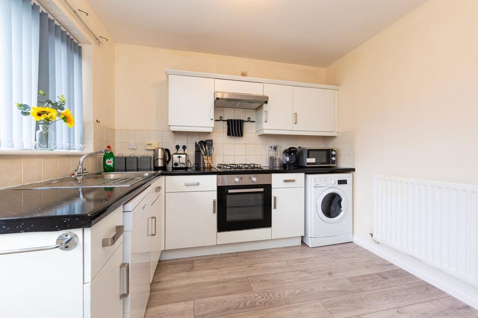 Coffee/tea facilities, Kitchen or kitchenette, dishwasher, oven, stove, toaster, washing machine