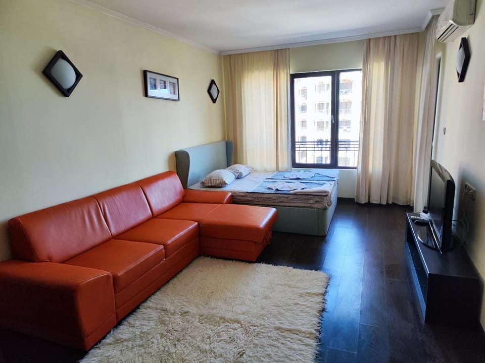 Bed, TV and multimedia, Living room, Photo of the whole room, Seating area