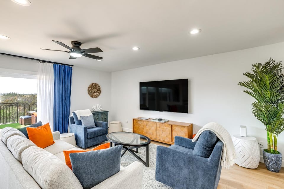 Balconies and Views Modern Abode in Poway! House in Poway