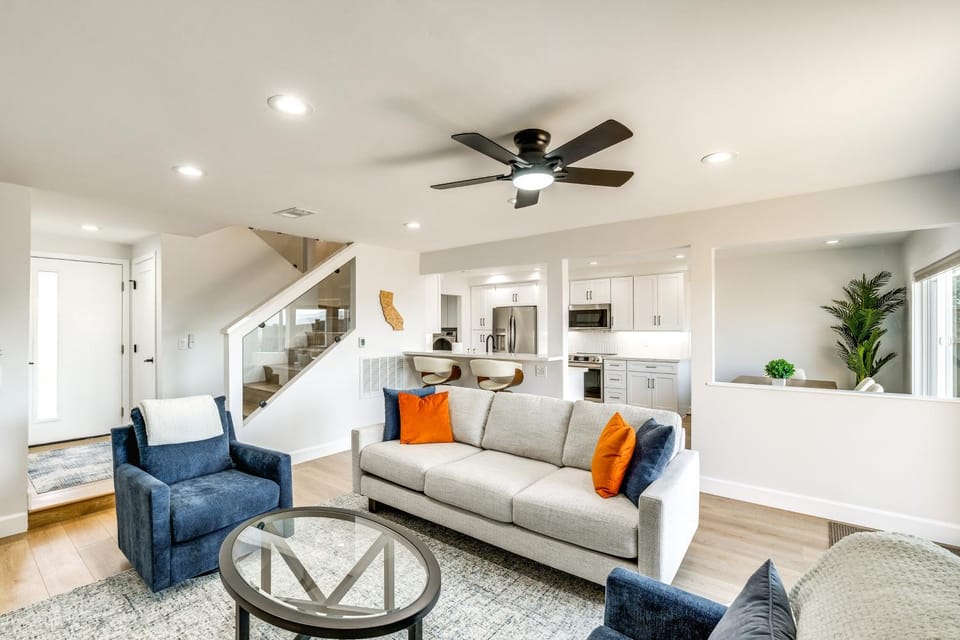 Balconies and Views Modern Abode in Poway! House in Poway