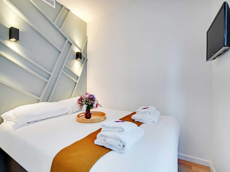 Bed, TV and multimedia, Bedroom, towels