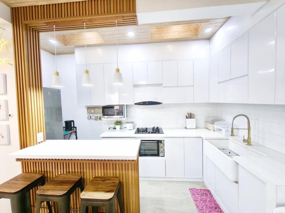 Kitchen or kitchenette, Dining area, oven