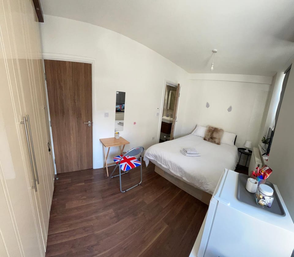 W12 ensuite Apartment in London