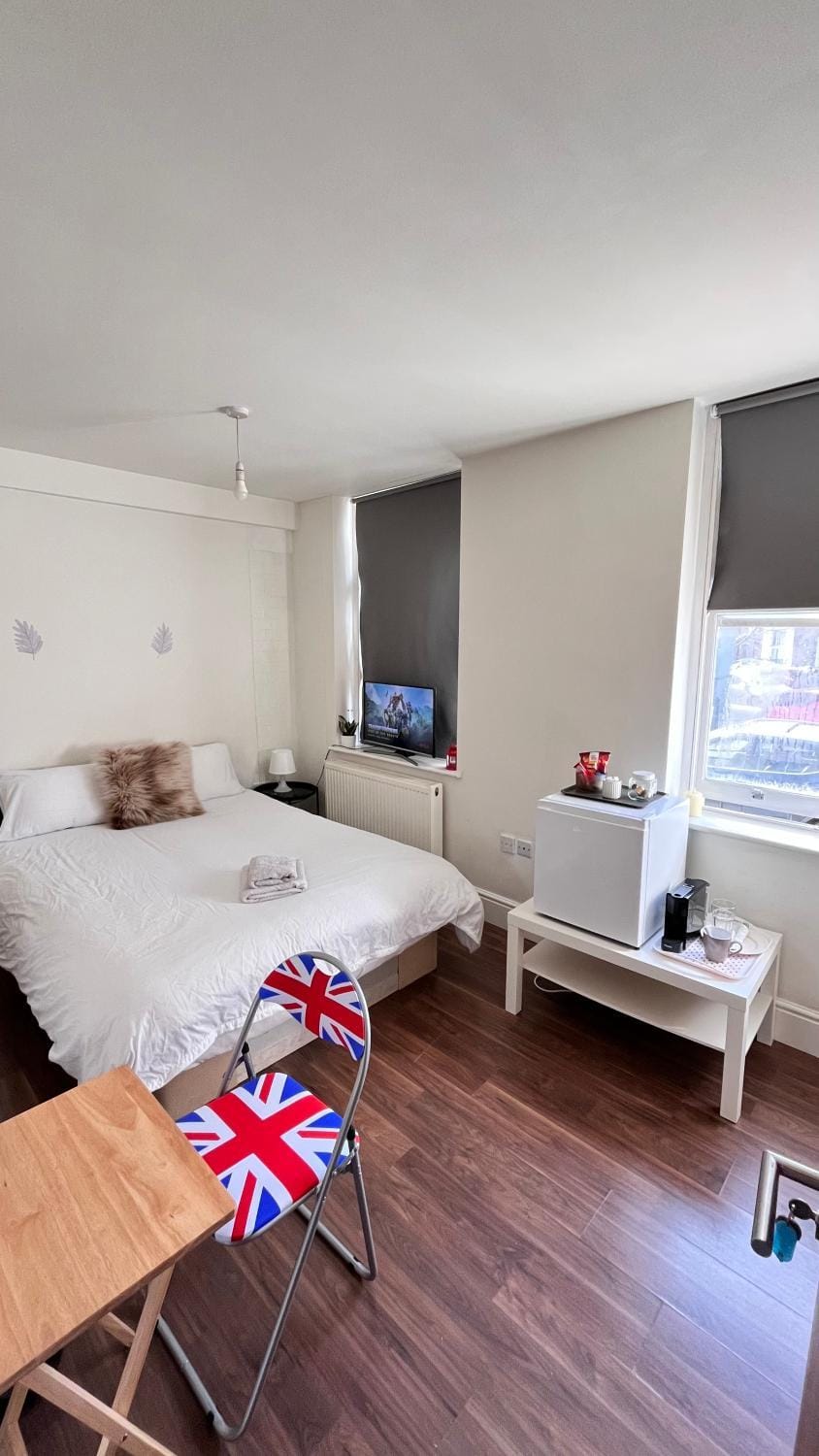 W12 ensuite Apartment in London